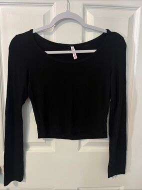Women's Black Long-Sleeve Cropped Scoop Neck Top